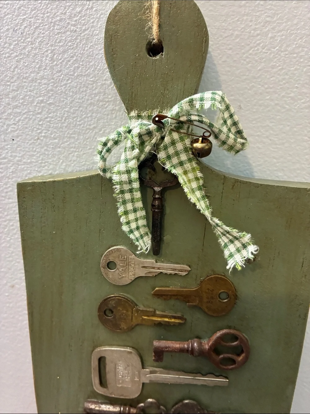 Rustic Green Key Display Wall Decor (Ul cycled cutting board and vintage keys)